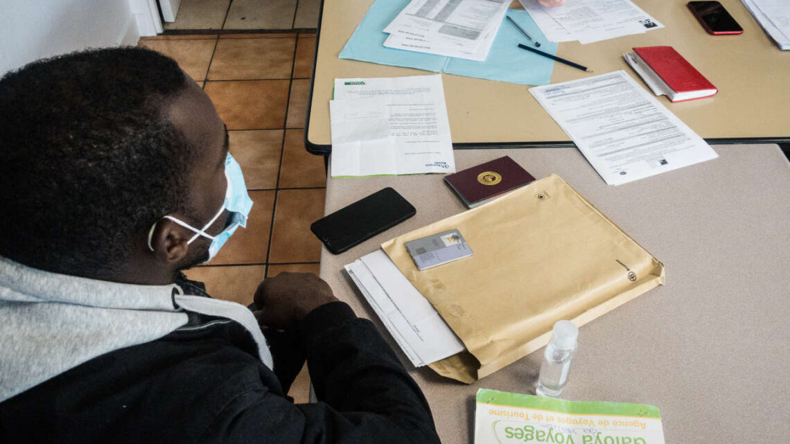 Pour les sans-papiers, le difficile accès à une régularisation