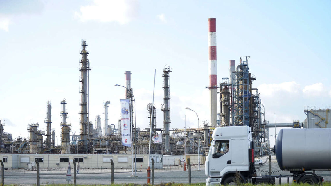 Des salariés bloquent les expéditions de carburant de la raffinerie Total de Grandpuits