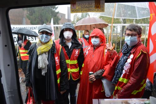 Charleville-Mézières: une quinzaine de soignants manifeste devant l’hôpital Manchester