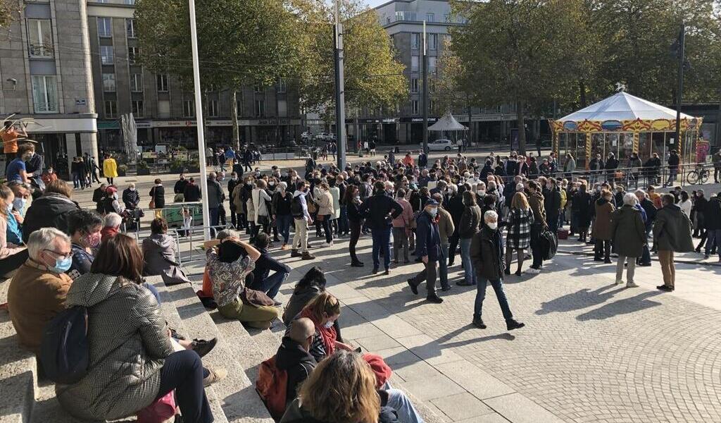 Brest. Digne et silencieux, un rassemblement en hommage au professeur décapité