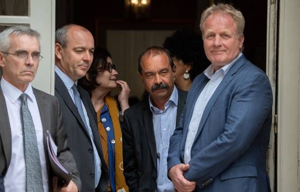 Piège du « dialogue social ». Les 5 principales confédérations syndicales demandent une réunion à Matignon