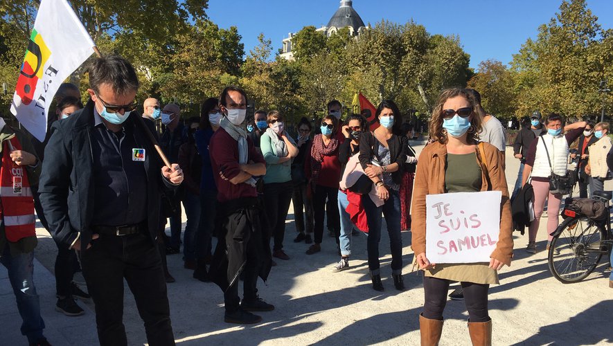 Nîmes : Pour Samuel, le professeur d&rsquo;histoire géo assassiné, une centaine de personnes rassemblées sur l&rsquo;esplanade