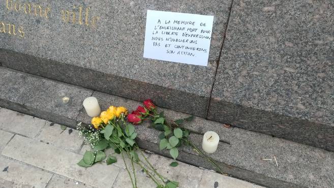 Un rassemblement en mémoire du professeur décapité s'est tenu ce samedi à Orléans, d'autres sont prévus dimanche