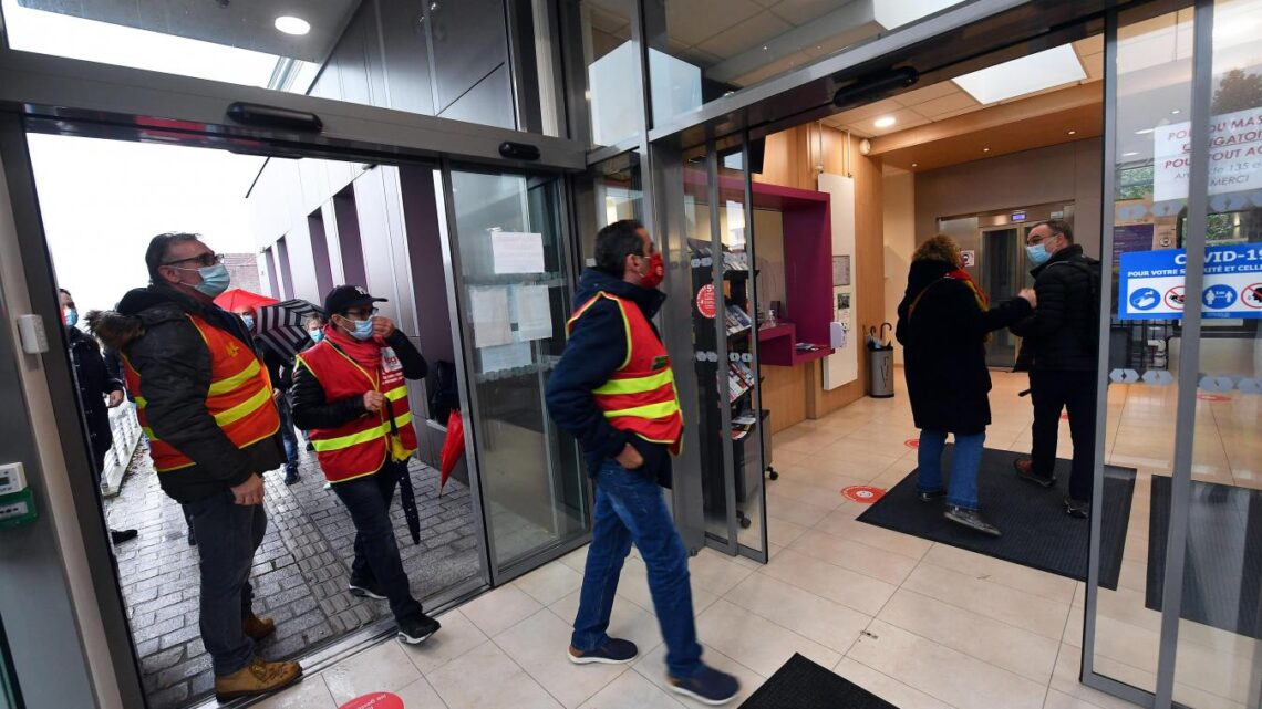 – Toufflers: des agents municipaux manifestent contre le comportement du maire Alain Gonce