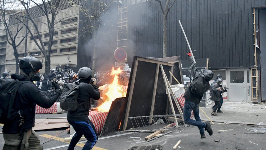 En France, 90 défilés,  des violences à Paris