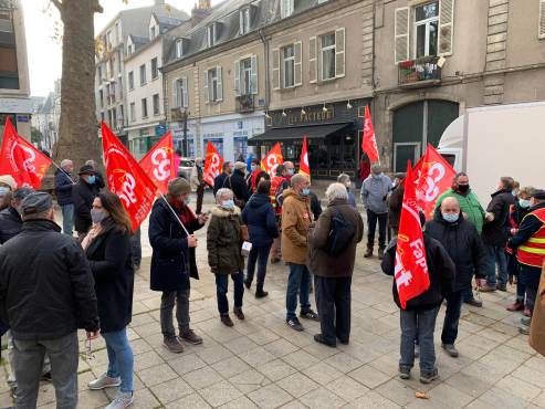 Ils ont manifesté devant La Poste de Bourges contre les fermetures de bureaux